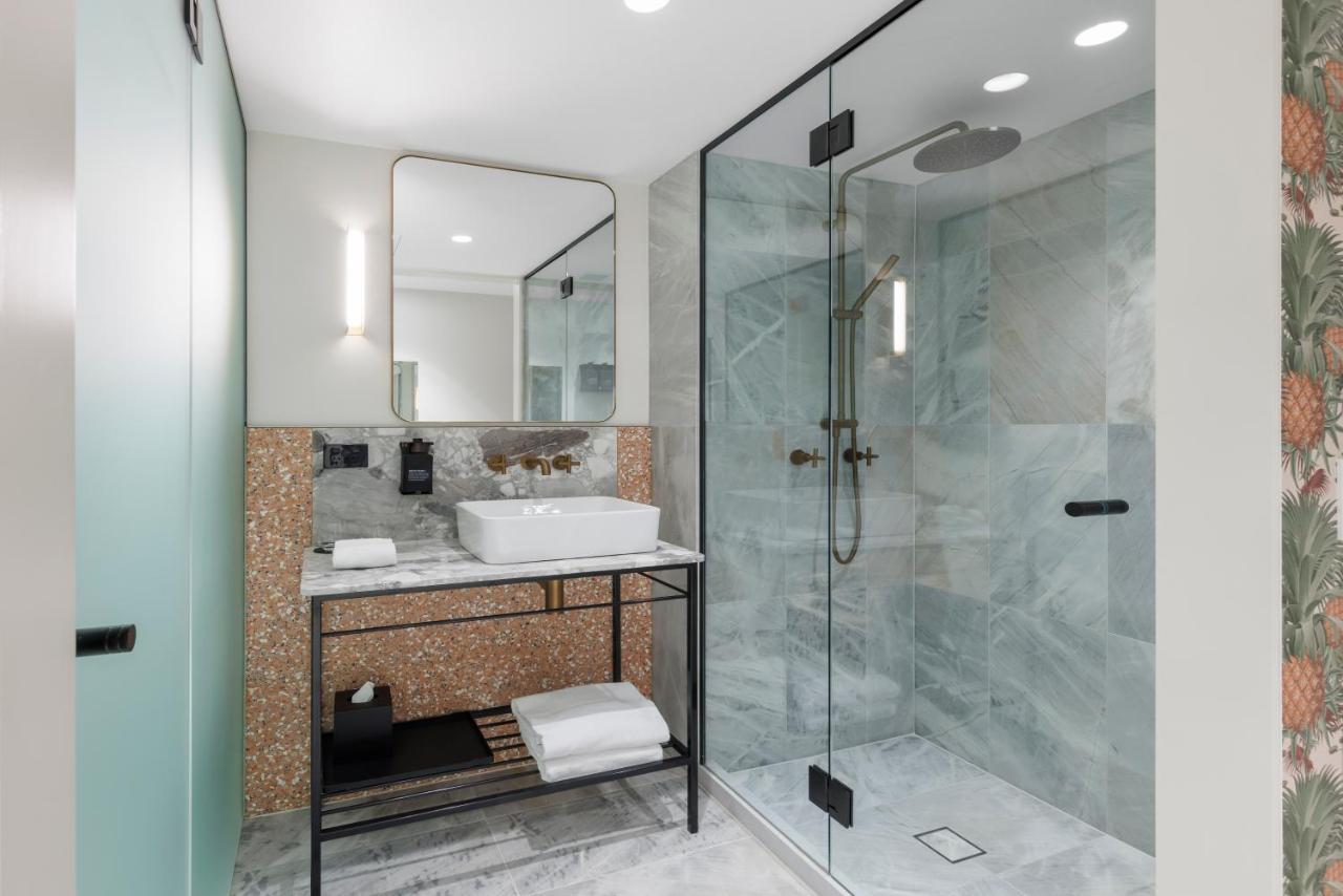 202 Elizabeth Otel Sidney Dış mekan fotoğraf A shower enclosure