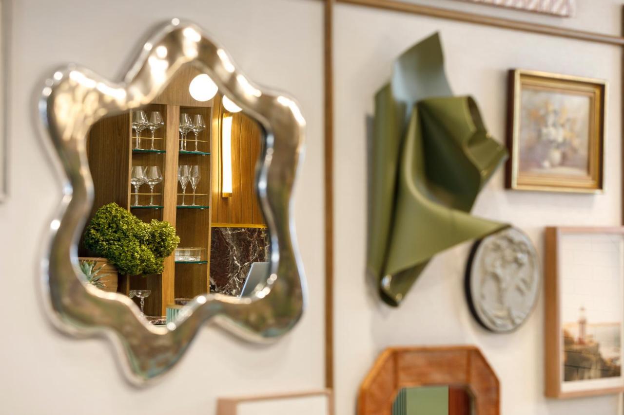 202 Elizabeth Otel Sidney Dış mekan fotoğraf A mirror
