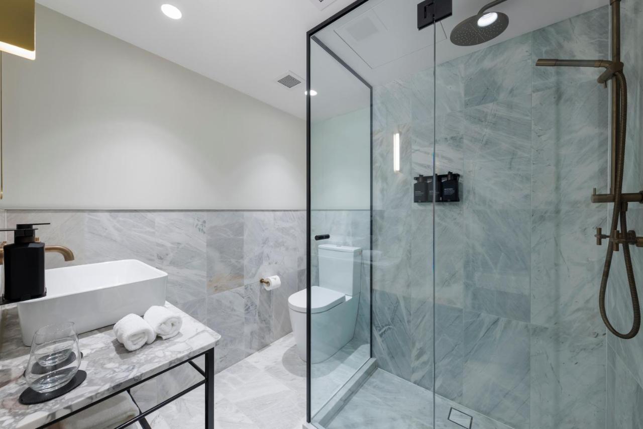 202 Elizabeth Otel Sidney Dış mekan fotoğraf A shower enclosure