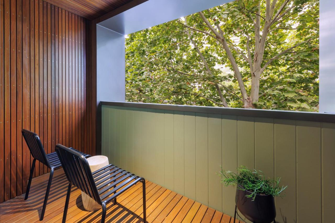 202 Elizabeth Otel Sidney Dış mekan fotoğraf A balcony with a green wall