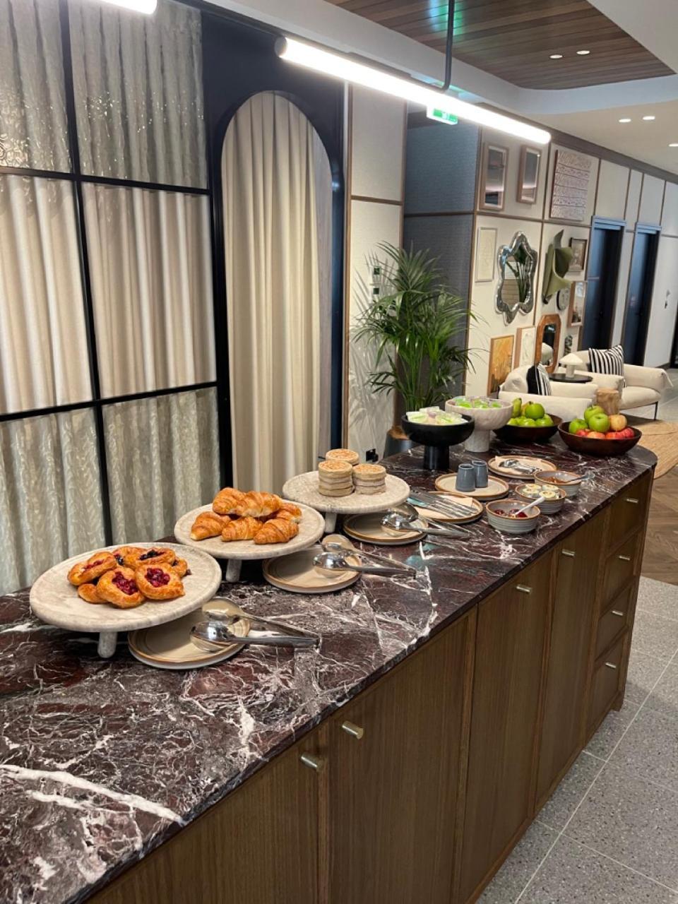 202 Elizabeth Otel Sidney Dış mekan fotoğraf A buffet at a hotel